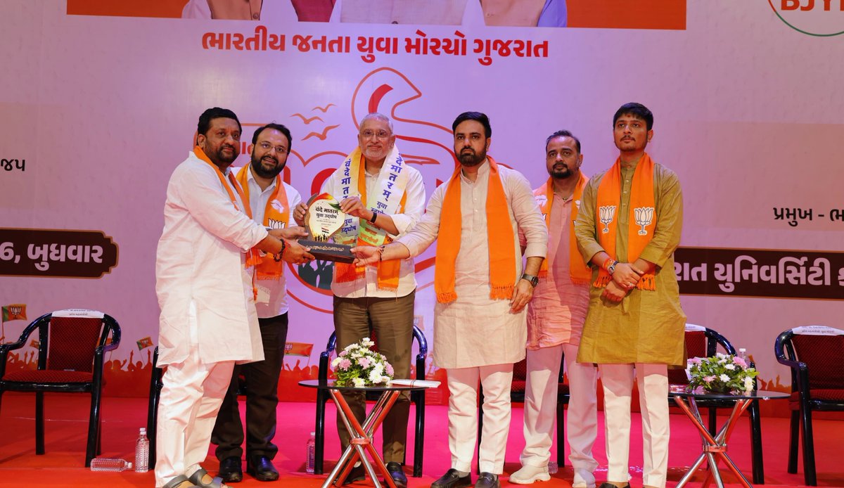 iJagdishBJP's tweet photo. યુવા શક્તિના કંઠે ગુંજે - વંદે માતરમ્ 🇮🇳

સમગ્ર દેશમાં રાષ્ટ્રગીત 'વંદે માતરમ્'ના 150 વર્ષની ગૌરવપૂર્ણ ઉજવણી થઈ રહી છે, ત્યારે આજે કર્ણાવતી મહાનગર ખાતે ભારતીય જનતા યુવા મોરચાના 'વંદે માતરમ્ યુવા ઉદ્ઘોષ અભિયાન'નો પ્રારંભ કરાવ્યો.

'વંદે માતરમ્'ના રાષ્ટ્રભાવથી પ્રેરિત થઈ યુવાનોમાં રાષ્ટ્રપ્રેમ, રાષ્ટ્રનિષ્ઠા અને રાષ્ટ્રપ્રથમની ભાવનાને વધુ પ્રબળ બનાવવાનો આ સંકલ્પ છે.