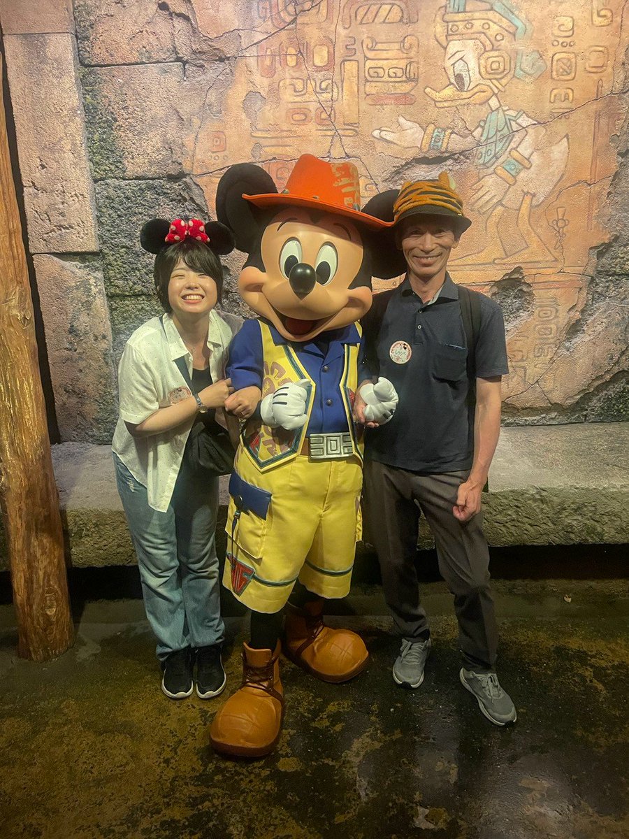 henrick_machi's tweet photo. 土砂降りの雨とド晴天を交互に味わう趣深い天候の中、シーへ行ってきました！！✨✨✨

カチューシャ借りて、詳しい人に案内もしてもらって、満喫できました🤗
史朗さんと私は今月誕生日なので、たくさんお祝いしてもらえて嬉しかった！
ソアリン初めて乗ったけど楽しかったー！！あれは並んじゃうわ！ https://t.co/DD9DeGlkFe
