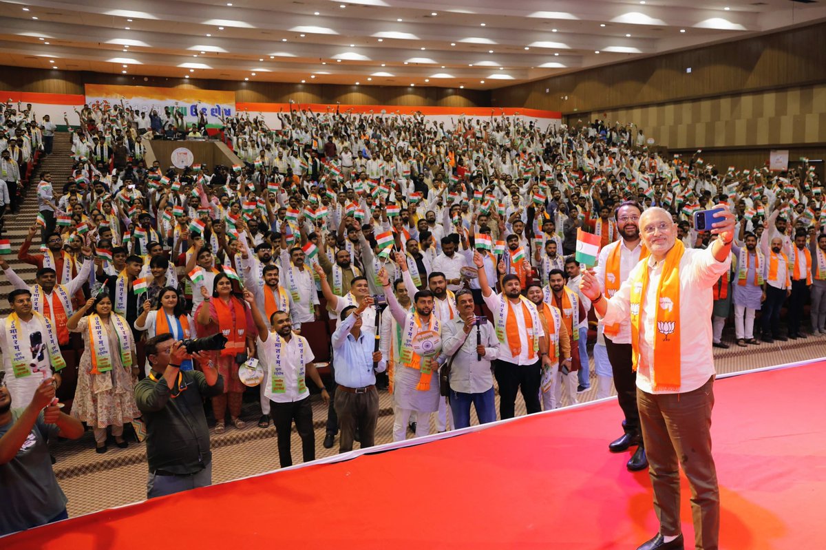 iJagdishBJP's tweet photo. યુવા શક્તિના કંઠે ગુંજે - વંદે માતરમ્ 🇮🇳

સમગ્ર દેશમાં રાષ્ટ્રગીત 'વંદે માતરમ્'ના 150 વર્ષની ગૌરવપૂર્ણ ઉજવણી થઈ રહી છે, ત્યારે આજે કર્ણાવતી મહાનગર ખાતે ભારતીય જનતા યુવા મોરચાના 'વંદે માતરમ્ યુવા ઉદ્ઘોષ અભિયાન'નો પ્રારંભ કરાવ્યો.

'વંદે માતરમ્'ના રાષ્ટ્રભાવથી પ્રેરિત થઈ યુવાનોમાં રાષ્ટ્રપ્રેમ, રાષ્ટ્રનિષ્ઠા અને રાષ્ટ્રપ્રથમની ભાવનાને વધુ પ્રબળ બનાવવાનો આ સંકલ્પ છે.