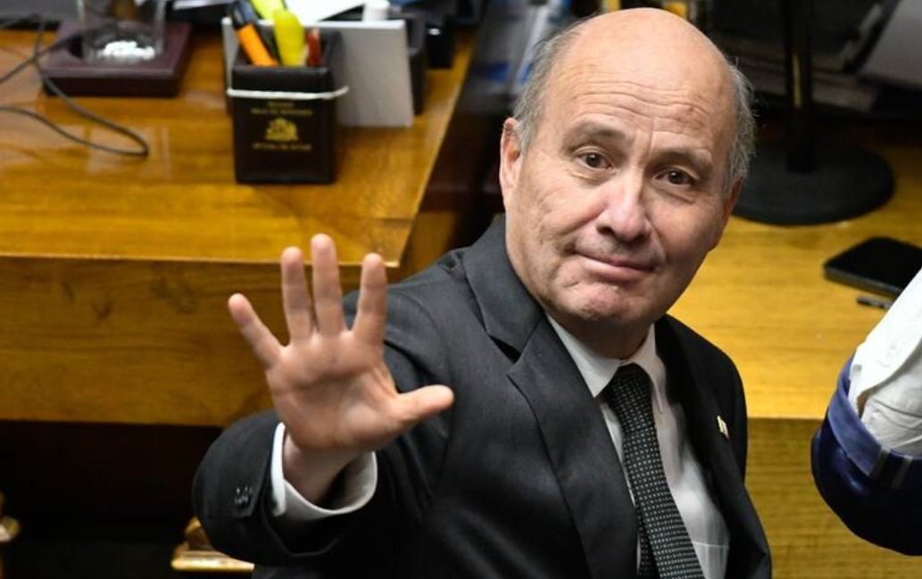 GAMBA_CL's tweet photo. Quiroz anunció su nuevo objetivo: Reformar el estatuto administrativo para sacar a toda la grasa del Estado https://t.co/zipylvEWZj https://t.co/aZQ2ADmBIG
