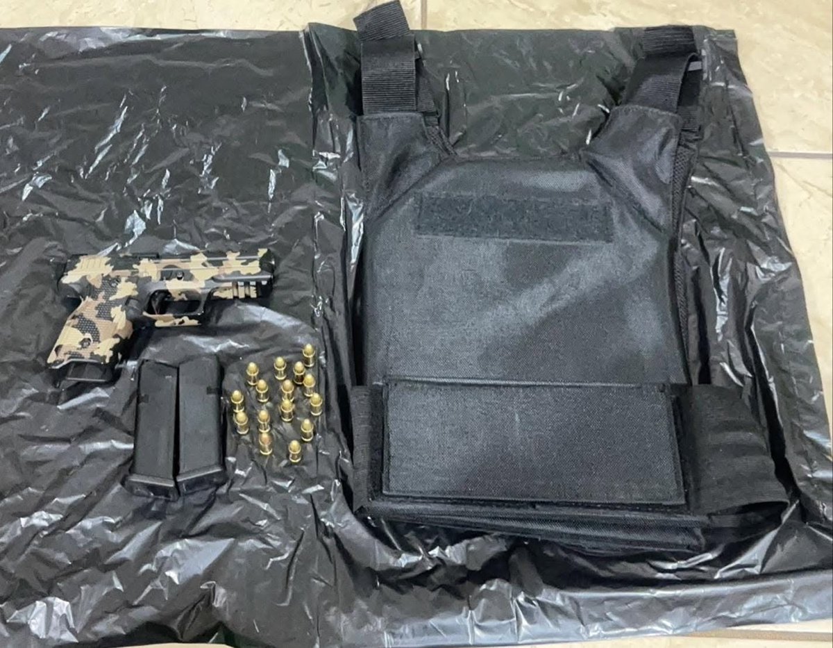Factor4_GT's tweet photo. #AHORA | La @PNCdeGuatemala evita ataque armado del #Barrio18 en #VillaCanales.
Durante el operativo, las autoridades decomisaron al detenido una #pistola sin la documentación requerida y un chaleco #antibalas.
Según las primeras investigaciones, el sujeto planeaba ejecutar un ataque armado en la zona; no obstante, la rápida intervención de la policía logró frustrar el hecho antes de que pudiera consumarse.