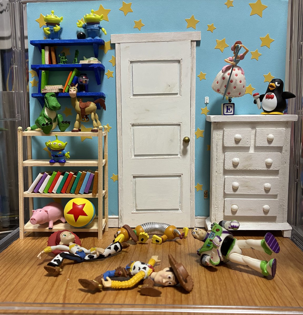 iggy8716's tweet photo. ダイソーケースの中にアンディの部屋（2）のジオラマ作りました！
前に作ったボニーの部屋と合わせて見たら満足度高い😊

#トイストーリー
#トイストーリー2
#ジオラマ https://t.co/ewK7TWv91U