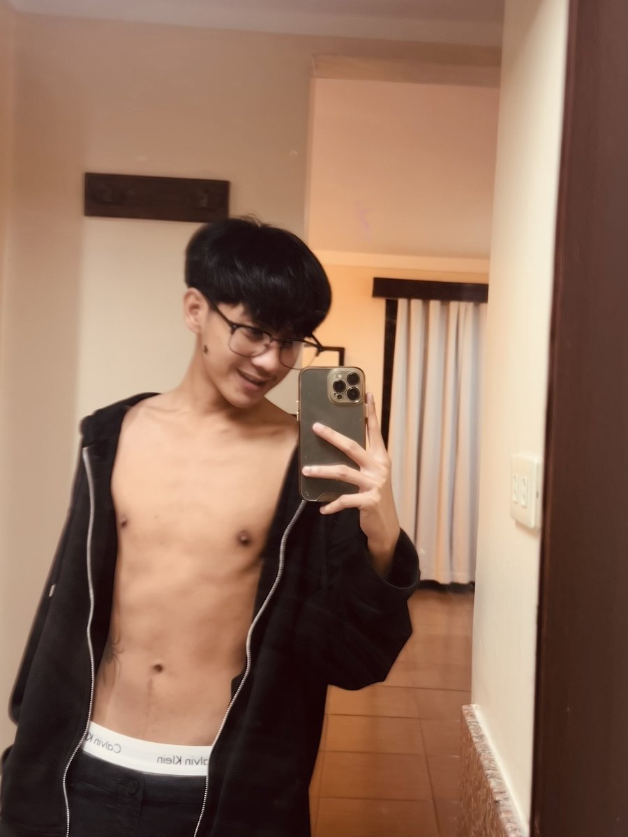 loveloidd1ck's tweet photo. mirror shot? it’s good to be back https://t.co/CnOJaN0pK5