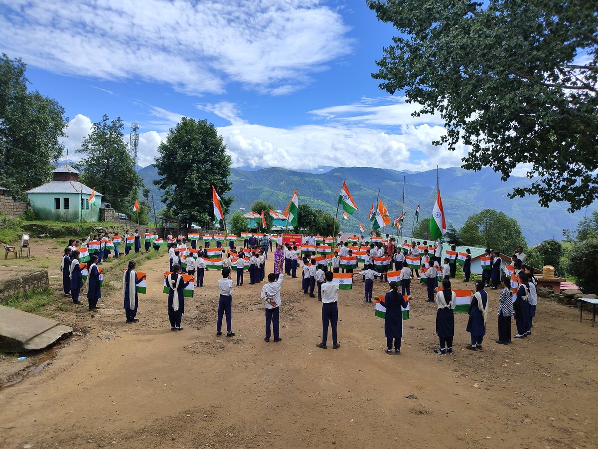 RaviChuganou's tweet photo. 🇮🇳 Har Ghar Tiranga Rally – Celebrating the Spirit of Patriotism 🇮🇳
Govt.High School Joffer proudly organized a Har Ghar Tiranga Rally  led by our enthusiastic students.
With the Tricolour held high, our students spread the message of patriotism, unity, and national pride. https://t.co/cLGPIyDn5E
