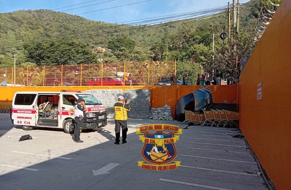 vichoguate's tweet photo. AHORA:

Vehículo cayó a parqueo de comercio en kilómetro 34 de Ruta al Pacífico. 

Sin heridos, informan los Bomberos Voluntarios. https://t.co/p6swT4orvp