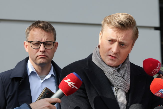 antyKremlak's tweet photo. - bronił ruskiego zdrajcy Szmydta

- bronił ruskiego zdrajcy Romanowskiego

- jego kancelarię poleca Kreml XD

- jest członkiem Ordo Iuris, ruskiej przybudówki finansowanej przez Rosję

Ten typ powinien być scancelowany z życia publicznego w Polsce. https://t.co/SJf3vL7rqj