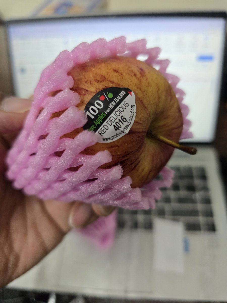 Al_tee1's tweet photo. @ZeptoNow TUVPRVAAM04886
Ordered Snacky apples, which are basically Fuji apples.

The box says "Snacky Apple," but the apple says "Red Delicious Apple."

What kind of magic is this? https://t.co/9te8hq2gaU