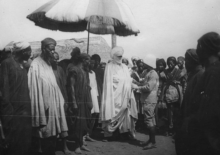 almuube's tweet photo. Après ‘Dikko’, tournons-nous vers le mot fulfulde/pulaar, laamiiɗo (souvent transcrit lamido, pl. laamiiɓe/lamibe), qui désigne celui qui commande, exerce le pouvoir. À ce titre, il est souvent un titre dans plusieurs entités politiques historiques du monde peul.
La racine du terme semble être laam- qui fait référence au commandement, au pouvoir. Par l’usage des différents morphèmes dérivatifs, ce radical donne sens à plusieurs fonctions liées à l’exercice d’une autorité. On retrouve cette même racine dans des langues apparentées au pulaar comme le Sérère ou le Wolof, où laamaan est un titre porté par celui qui exerce l’administration de la terre.
Ainsi laamudevient une conceptualisation du pouvoir, dans son sens abstrait ou institutionnel (comme ‘la royauté’, le ‘régne’ ou le ‘pouvoir’). ‘Laamu diina’ devient ainsi le terme par lequel au centre du Mali, on désigne ce que les historiens francophones ont appelé ‘L’empire peul du Macina’ (1818-1862). Laamu diina signifiant littéralement ‘le règne de la religion’ ou ‘le gouvernement islamique’.
Laamu, dans un sens métonymique, peut désigner l’armée, une des principales institutions de tout pouvoir.
Laam-Tooro devient le titre de celui qui règne sur la province du Tooro (au Fuuta-Tooro). Chez les descendants des Fergankoobe du 19e siècle, il devient le titre du chef des Peuls issus de cette province et installés au Mali (en particulier dans la région de Nioro du Sahel).
Laam-Termes ou Laam-Taga, était également un titre porté par les chefs peuls de la rive mauritanienne, avant l’établissement de la dynastie denyanke (1512-1776).
En utilisant le morphème de l’humain, on a laamido (aussi transcrit ‘lamido’), 'celui qui exerce le pouvoir'. Ce terme est plus présent au nord du Nigeria et du nord du Cameroun, où presque toutes les chefferies peules l’utilisent (‘Laamido Fommbina/Adamawa’, ‘Laamido Marwa’, ‘Laamido Rey-Buba’…etc). On peut le voir aussi dans l’usage du terme ‘laamido Juulbe’, porté par Ahmad Madani Tall (1836-1897 ; r.1864-1897) et qui est une traduction en pulaar de l’arabe ‘amir al-Muminiin’ (‘Commandeur des Croyants’). Quand les écrits coloniaux le désignent plutôt comme ‘le sultan de Ségou’. Laamaado, en utilisant la forme passive, peut désigner un sujet, quelqu’un qui est gouverné et qui est sous l’autorité d’un autre.
Au Cameroun, laamido a donné le français ‘lamidat’ qui désigne ces chefferies peules. 
Laamorgo/Lamorde désigne le lieu où habite le lamido et d’où coule son ‘laamu’. Ainsi Yola, Marwa, Garoua, Binder sont autant de lamorde. Mais il y’a aussi d’autres villes qui sont simplement appelées ‘Lamorde’ sans doute parce qu’un chef peul y a installé sa capitale à un moment donné.
Laaminoowo (littéralement ‘qui fait régner’) désigne un faiseur de roi, un jaggorgal (au Fuuta Tooro), celui dont la voix pèse dans l’élection du laamido. Dans le monde contemporain, il peut désigner un électeur dans un système démocratique. 
Un laamotoowo/lawake par le même procédé désigne un dynaste, éligible pour devenir laamido. Dans le monde contemporain, il peut désigner un candidat à la magistrature suprême dans un système démocratique. Laamaandi (ndi) est aussi utilisé pour désigner une ‘république’.