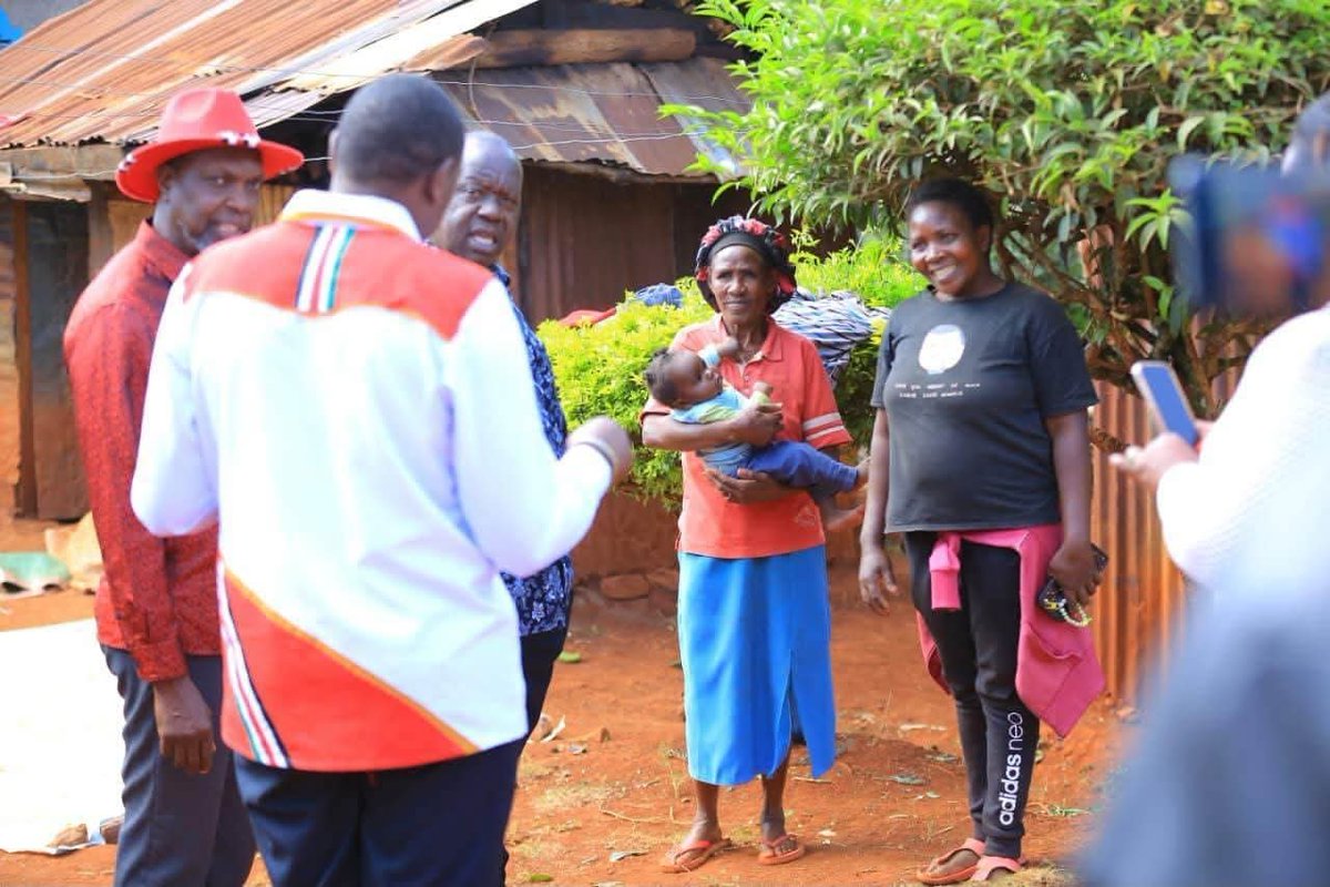 TimelineFixers's tweet photo. Dr. Fred Matiang’i had the pleasure of meeting Mary Moraa and her mother-in-law, Mary Wambui, who warmly welcomed him. They shared reflections on the tough economic times facing ordinary families and the hope for change in 2027. 
#MbelePamoja Na uncle Freddy https://t.co/go22QXREQR