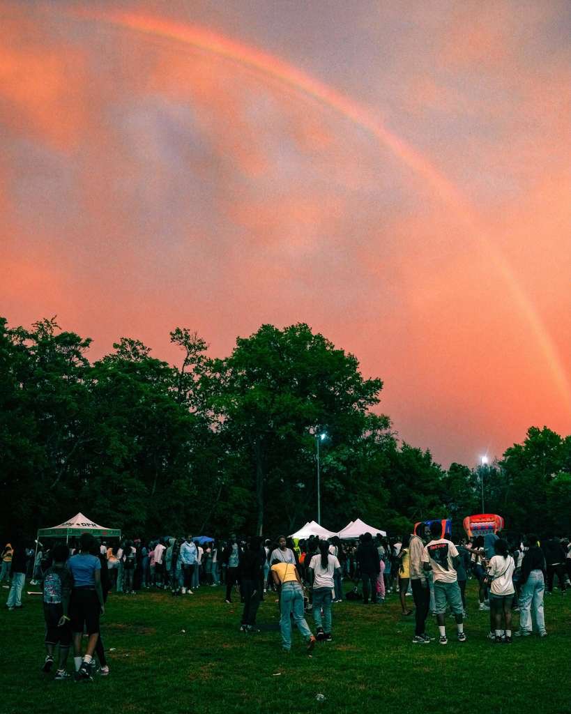 MayorBowser's tweet photo. Where 10,000+ DC teens have been this summer:

Late Night Hype, hosted by @DCDPR.

It's great to see our young people continuing to enjoy a safe, fun third place. Final one is this Friday, 8/14, at Brentwood Hamilton Park. https://t.co/ctPV6Kpld1