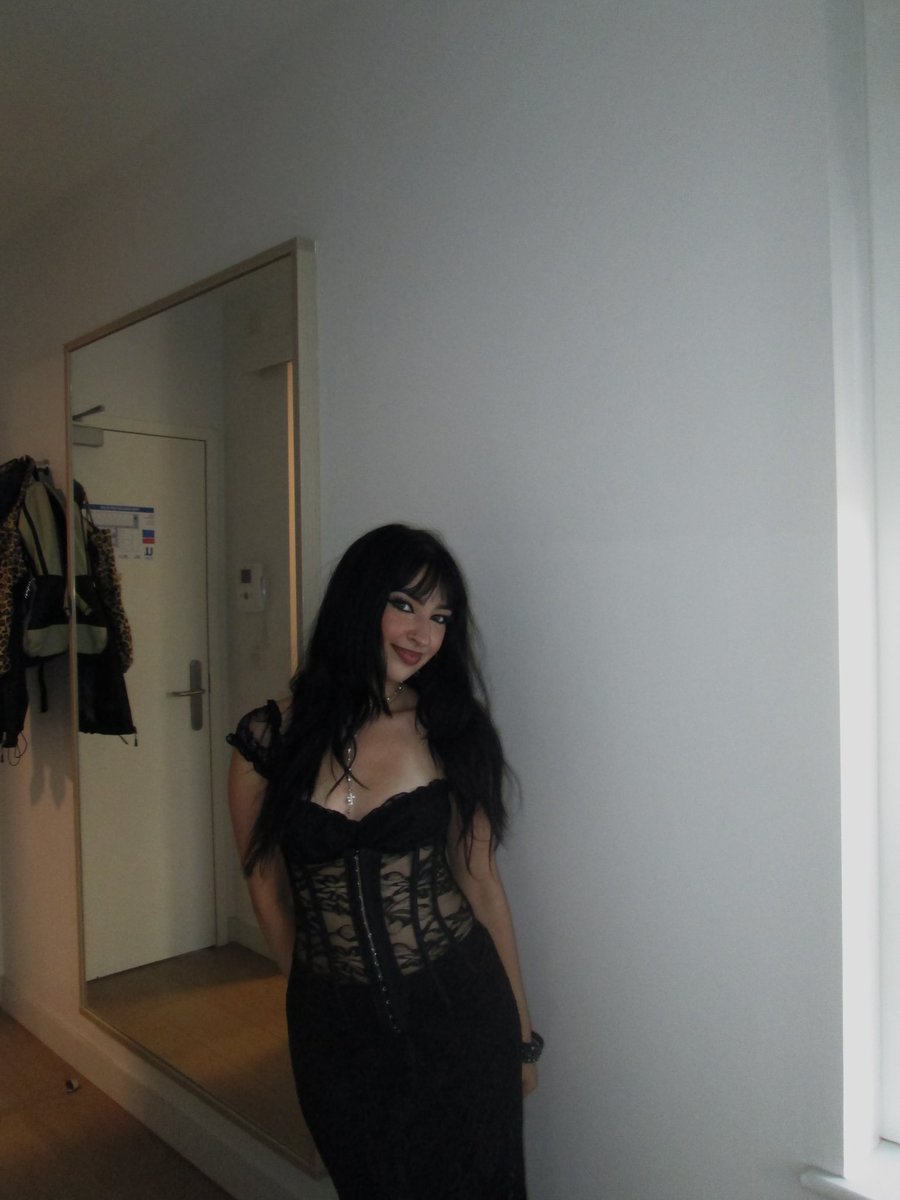 sh4n1aaa's tweet photo. who’s funding my evening 🖤 #findom #femdom #paypig #cashcow https://t.co/yB2DyEGE72