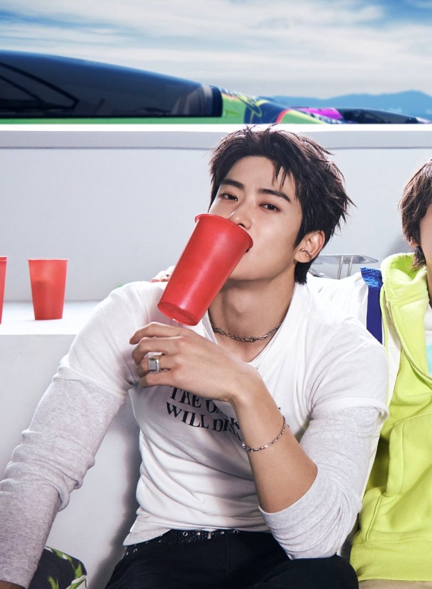 Jaenyang10's tweet photo. 저기요 섹시한복숭아님 팔뚝옷터질거같아요 https://t.co/4Cmi8Erw4D
