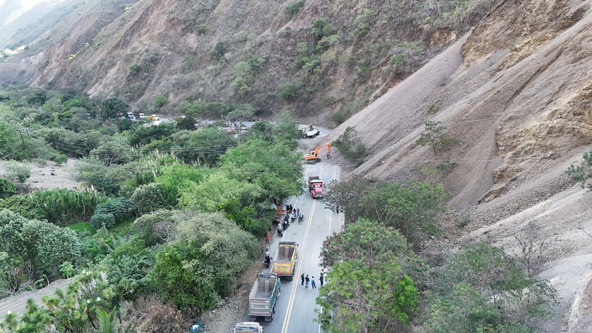 ANI_Colombia's tweet photo. 🛣️ La medida también se aplicará en otros puntos críticos del corredor para reducir riesgos. Respeta las instrucciones de las autoridades, mantén una velocidad segura y no adelantes en zonas restringidas. https://t.co/P8VDPHzwrI