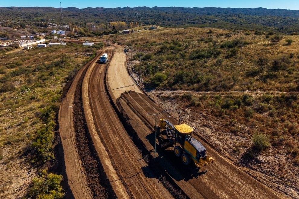 MartinLlaryora's tweet photo. INFRAESTRUCTURA AL SERVICIO DE LA GENTE

Seguimos haciendo #obras que impulsan el crecimiento de nuestra provincia: avanzamos con la pavimentación de la Ruta Provincial S-400, entre #RumiHuasi y #CiénagaDelCoro, en el querido departamento #Minas.

Se trata de un corredor estratégico que atraviesa las Sierras Grandes en sentido este-oeste, que va a mejorar la #SeguridadVial, fortalecer la #conectividad entre localidades, facilitar el acceso a los principales atractivos naturales y potenciar el #crecimiento de la actividad turística en el noroeste provincial.

Esta nueva #infraestructura vial, que forma parte del Plan de #IgualdadTerritorial, va a poner en valor un corredor de gran importancia para la integración territorial y el #desarrollo de la región.

Mejorar la transitabilidad y la unión en el interior es sinónimo de #progreso y de una movilización productiva que genera #trabajo genuino para los vecinos.

Elegimos el camino de planificar con visión a futuro, invertir con decisión y transformar la realidad de los cordobeses con hechos concretos.

#HacerParaCrecer