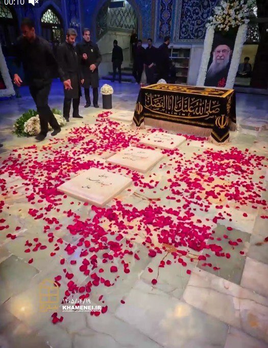 zwypc's tweet photo. چه زیباست پیوند مزار یک شهید با آستان امام رضا(ع)؛ جایی که مردم می‌آیند تا بگویند راه ایثار همچنان ادامه دارد.
#ایران_امام_رضا https://t.co/ibYDRxsyBV