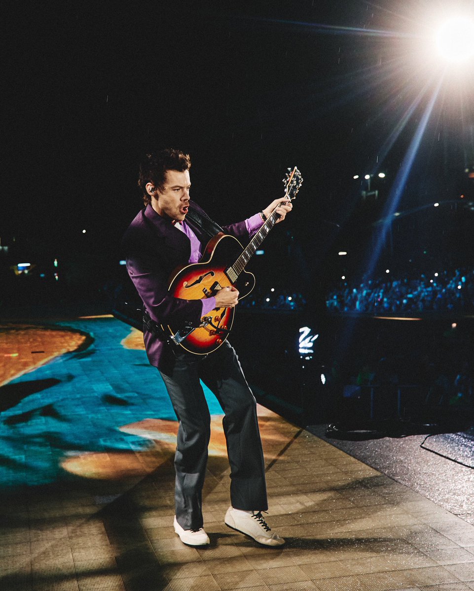 hsdtogethertour's tweet photo. Harry on stage at Estadio GNP Seguros in Mexico City, Mexico - 8 August

📸 Anthony Pham https://t.co/ItdOW95gga