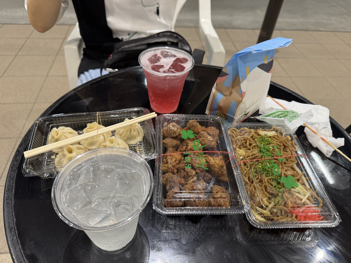 kou_vac's tweet photo. 夜市で飲み！ https://t.co/Nb2KWdK7QM
