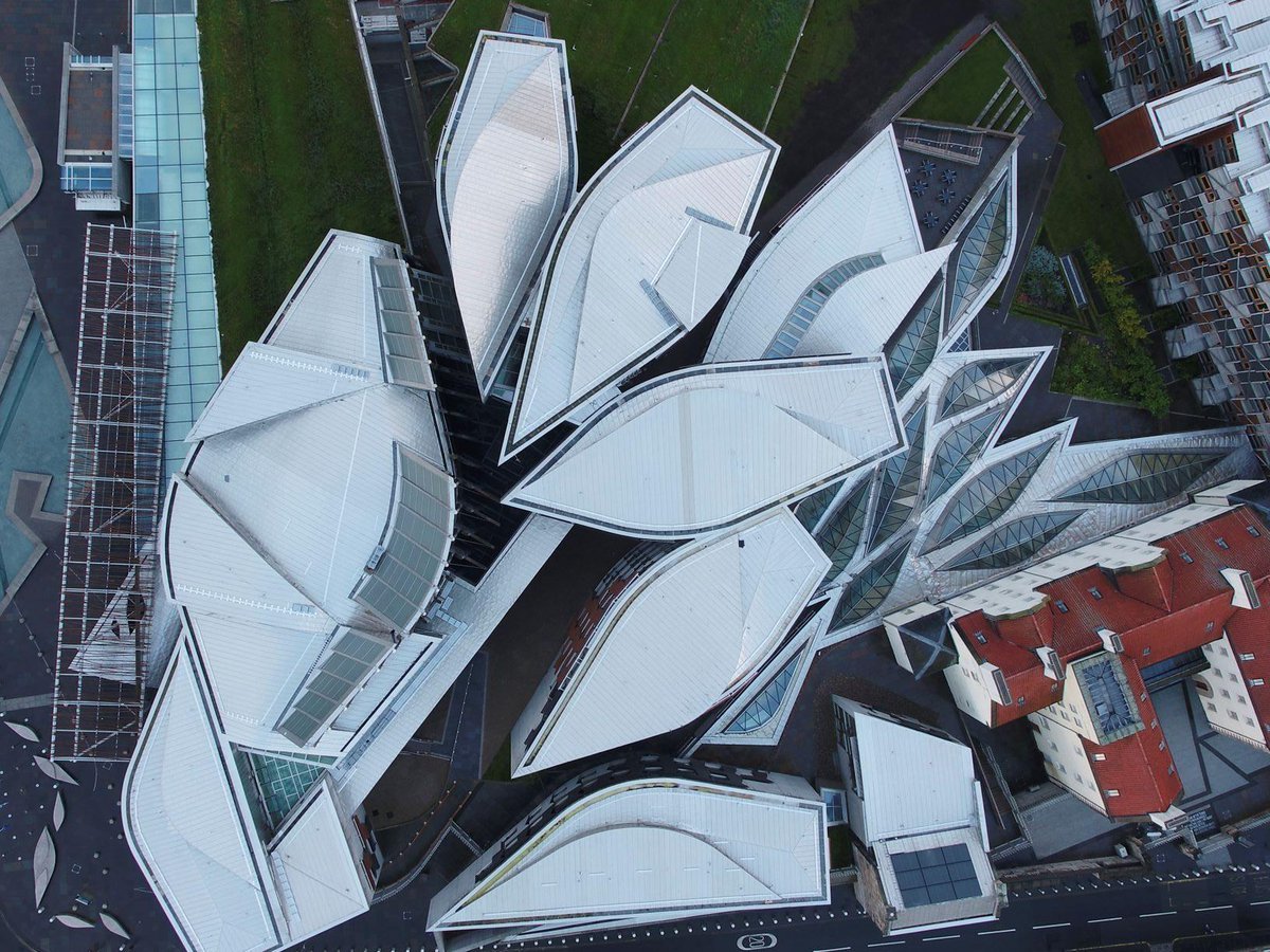 MatthewJDalby's tweet photo. The Scottish Parliament building was carefully designed to only be appreciated from above where the buildings take the form of a collection of rudderless boats crashing into each other. https://t.co/RiZOazU1Ap