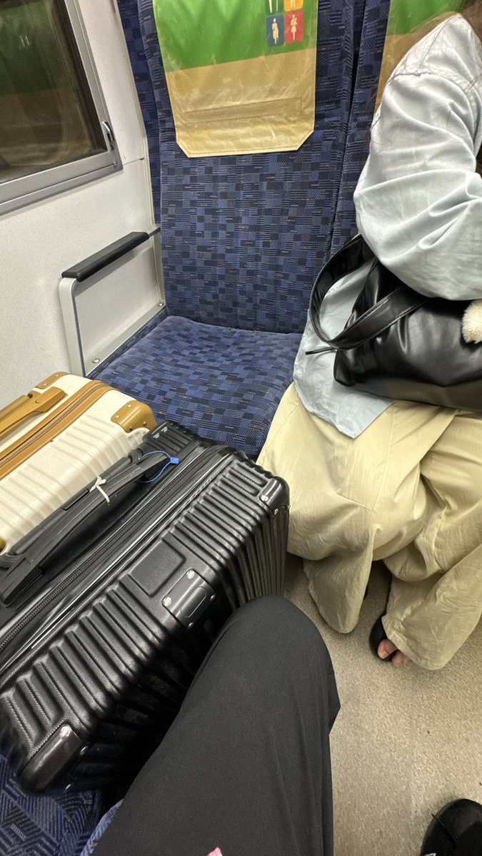 kavoyager's tweet photo. 優先座席にスーツケースを置いて占領するバカ女 https://t.co/3njqSU0Ra1