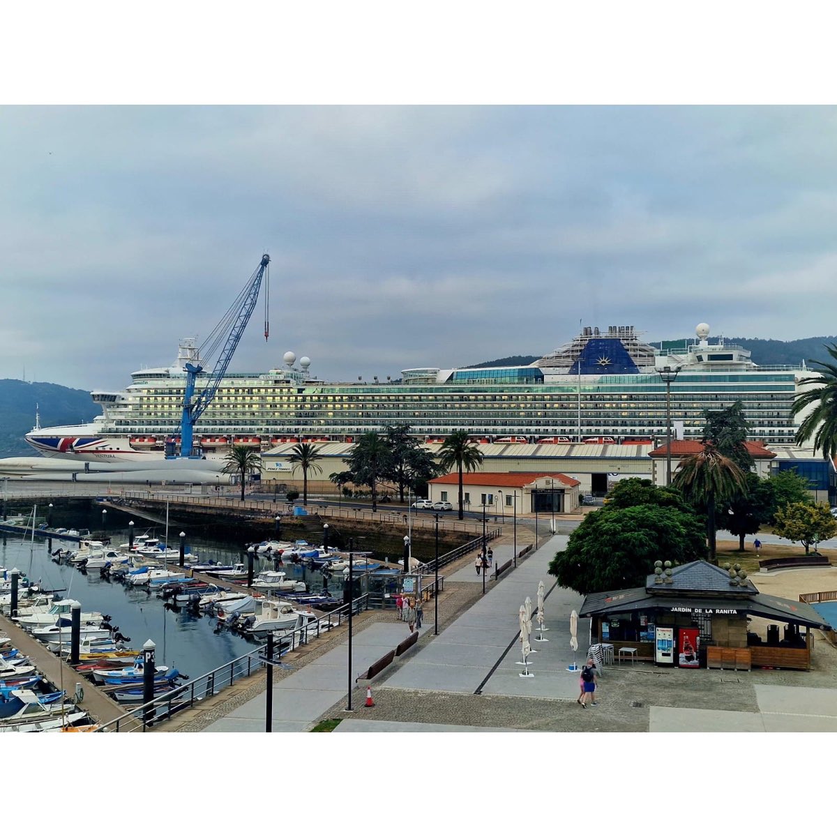PuertoFerrolSC's tweet photo. 🚢 El presidente de la Autoridad Portuaria de Ferrol-San Cibrao, José Antonio Álvarez Vidal, ha realizado esta mañana el tradicional intercambio de metopas con el capitán del crucero Ventura, que ha recalado esta mañana en el #PuertodeFerrol con miles de pasajeros a bordo. https://t.co/4t6DuhJQ9x