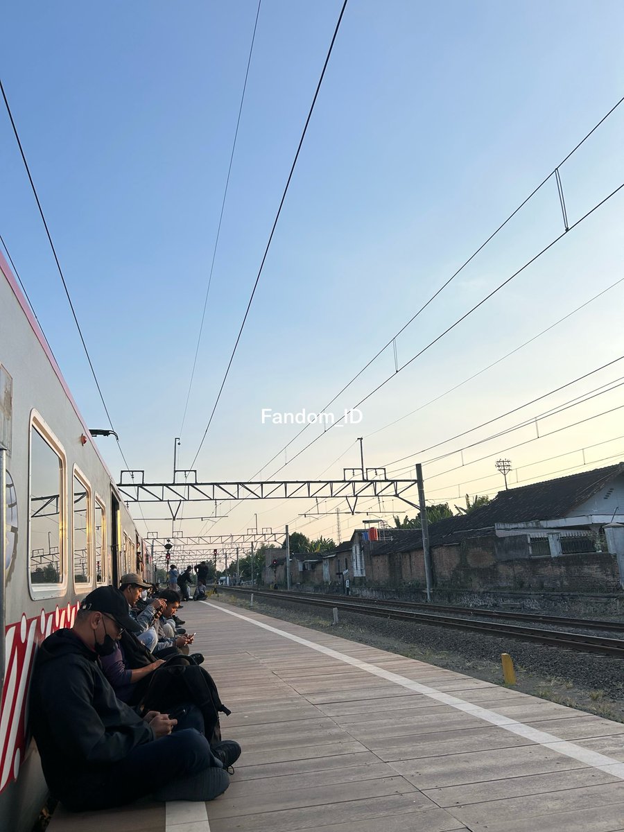 Fandom_ID's tweet photo. Pernahkah kalian 

naik KRL lalu berhenti di salah satu stasiun agak lama 

hingga bisa leyeh-leyeh dulu? https://t.co/arfJJEinZ9
