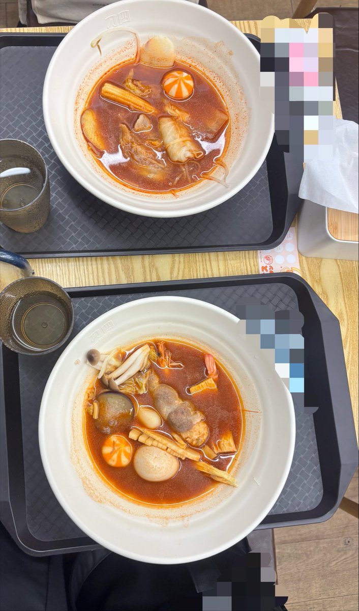 RS2M_v's tweet photo. 昼公演で麻辣湯の話出たから、なちゃんと麻辣湯食べに行ったんやけど2人して麺入れるの忘れた ポンコツ https://t.co/0v1OFhPnjI