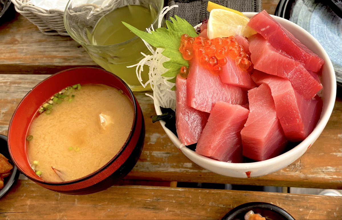 Merumichan0404's tweet photo. 2度目の小田原石田商店🐟メルと舞とみんなで小旅行✨️ここの海鮮丼は最高🐟✨️今回は牡蠣とサザエとホタテも焼いて…🦪
大満足の1日やった🐟✨️
 #石田商店
 #海鮮丼
 #小田原
 #パピプー犬 https://t.co/CKLBKl02Jy