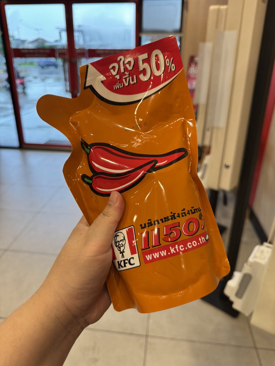 papunjaeat's tweet photo. แวะซิ้อ KFC  ซื้อ 349 ขึ้นไป ได้ซอสพริกฟรี   แฟนถาม เค้าแจกน้ำยาซักผ้าเหรอ 😂 https://t.co/jSzwKFYHwG