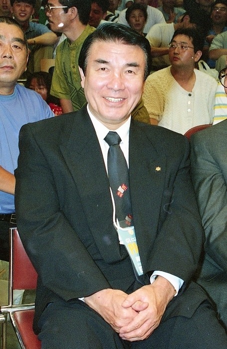 allan_cheapshot's tweet photo. #OnThisDay in 1992: New Japan: Ryogoku Sumo Hall, Tokyo: Shozo Sasahara, 1956 Olympic freestyle wrestling gold medallist and president of the Japan Wrestling Federation, watches the G1 Climax final won by Masahiro Chono. https://t.co/l6GPeBXxbP