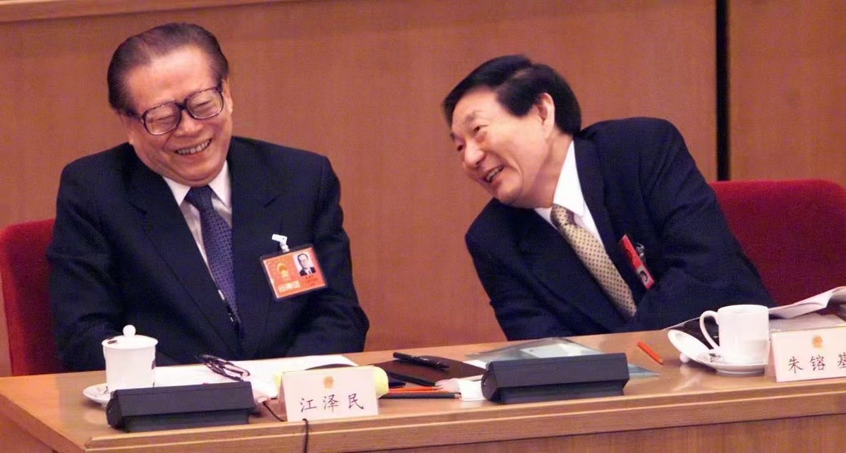 harryguo2015's tweet photo. 这辈子再也看不到主席台上这种放松的状态了，不评价他们干的事，相比其他领导人他们更像正常人。 https://t.co/fnuuNEMCpq