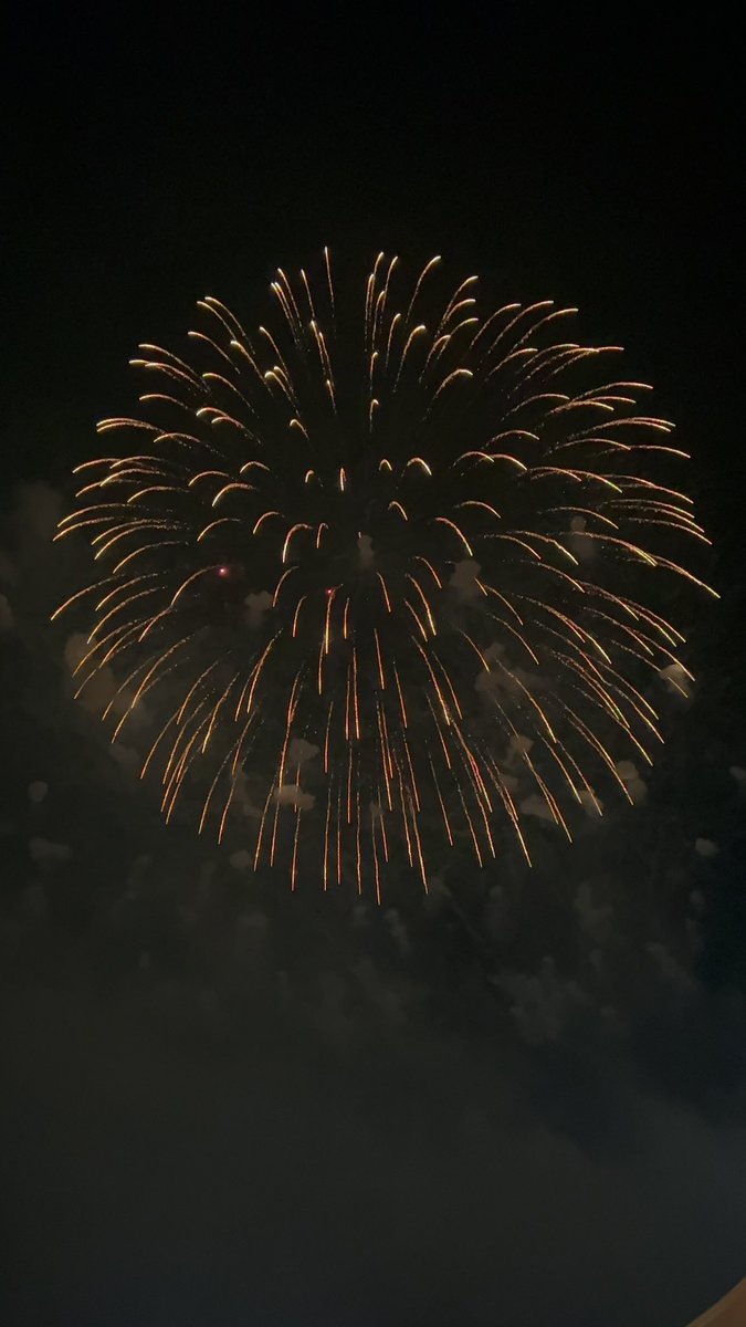 cherrtyong's tweet photo. 🎆🤏🏻 https://t.co/pf9LYhScuX