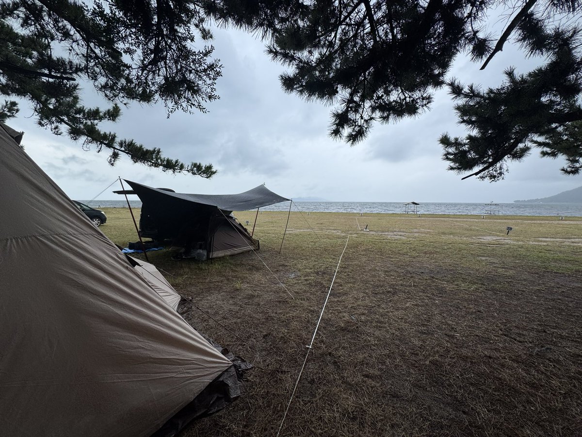 1203iyn's tweet photo. 今年もお盆の琵琶湖キャンプ🏕
子供ちゃん達も一緒にやけど、去年に引き続き台風最接近😂笑

雨の中設営して、いつもより万全に準備してなんとかご飯(食べに行った笑)にありつけた笑笑

#夏キャンプ
#琵琶湖
#滋賀県
#宝船温泉ファミリーキャンプ場 https://t.co/m8NZTlFhrZ