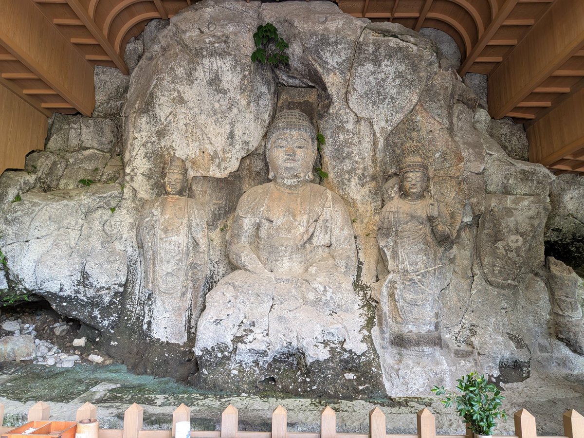 fresh524's tweet photo. 先日行ってきた臼杵の石仏。約1000年前の作品とは思えない迫力で個人的には大分県のベスト観光地。クラウドに保存だから安心というのは甘くて、石に彫っとくが最強のソリューションだと感じる。もっと人気出てほしい。 https://t.co/4L4VgbVmog