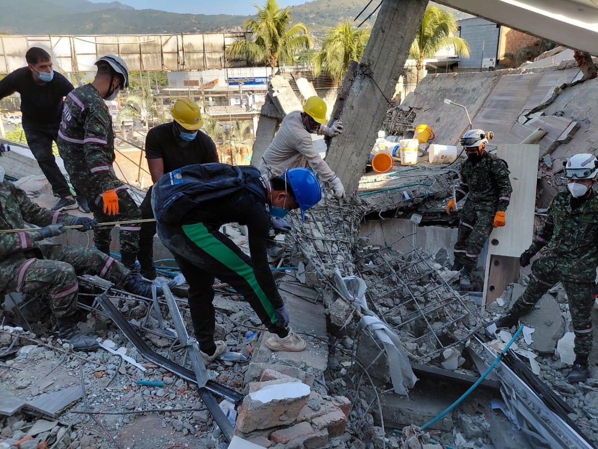 Ingenieros_EJC's tweet photo. BRIAD - # EsNoticia I En Cali, después de 32 horas, la esperanza volvió a hablar.

En el edificio Vanessa, los soldados rescatistas del @COL_EJERCITO, junto a Bomberos Cali, Bomberos de Rozó y la @DefensaCivilCo, trabajaron sin descanso en la búsqueda y localización de posibles víctimas.

Tras el levantamiento de una placa con apoyo de una grúa, se inició una remoción controlada y progresiva de los escombros. Con herramientas manuales y equipos especializados para el corte de hormigón, los rescatistas avanzaron cuidadosamente hasta localizar con vida a una persona, quien fue extraída, estabilizada y trasladada a un centro asistencial. 

32 horas de trabajo, coordinación, técnica y esfuerzo tuvieron un resultado que nos llena el corazón de alegría y esperanza.

Hoy celebramos, pero no nos detenemos. Redoblamos esfuerzos porque mientras exista una posibilidad de encontrar vida, seguiremos trabajando.

#FuerzasQueSalvanVidas
#PatriaHonorLealtad