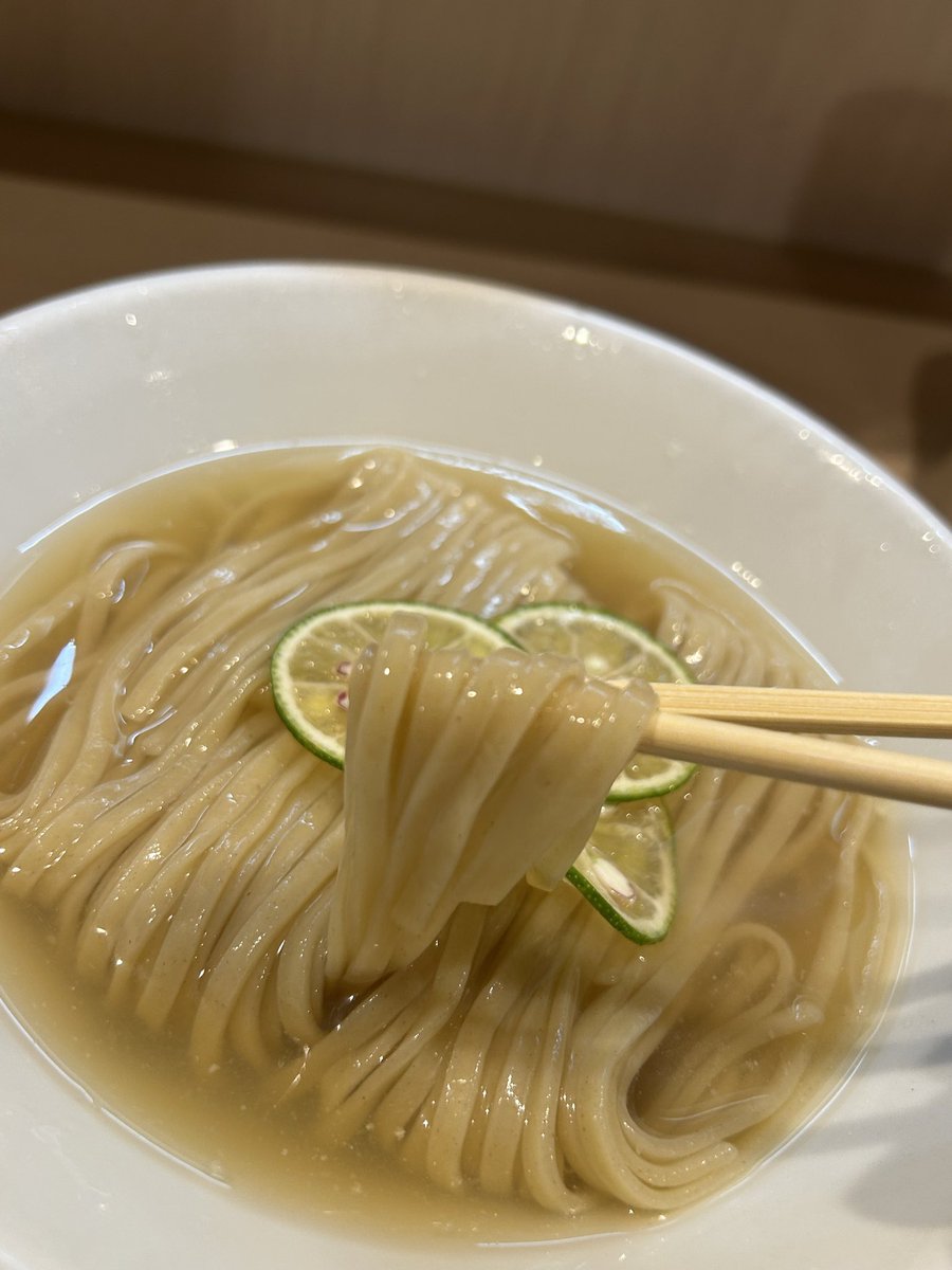 yuichiro_dragon's tweet photo. 燃えよ麺助

紀州鴨と噴火湾産生ホタテの冷やし

会社帰りには間に合わず、お盆休みに入りようやくチャンスがきたので訪問。
スープは蜆の旨みをダイレクトに感じられ、美味すぎる。
帆立も甘みがすごい。
オクラの梅あえもくせになる。
やっと食べれた。
もう一回ぐらい食べたい。 https://t.co/PxrWDH7UQT