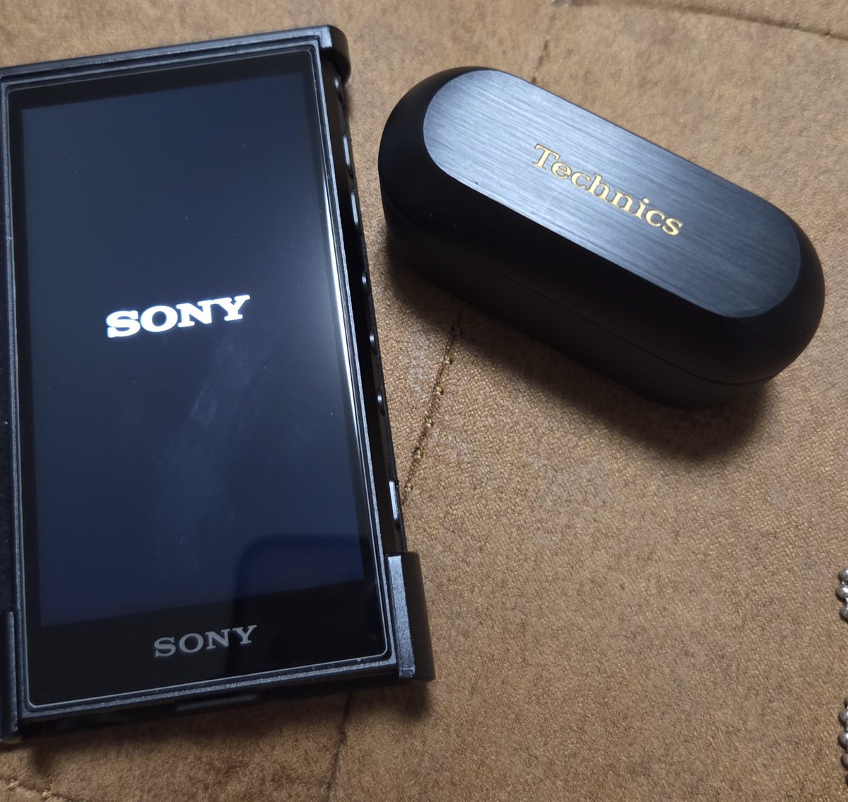gamersan32's tweet photo. ウォークマン買ったからイヤホンも新しくしたくなってTechnicsのEAH-AZ100買っちゃった✨AZ60も音質良かったけどこっちは更にいいなぁ…☺ https://t.co/lrjKQEqqov