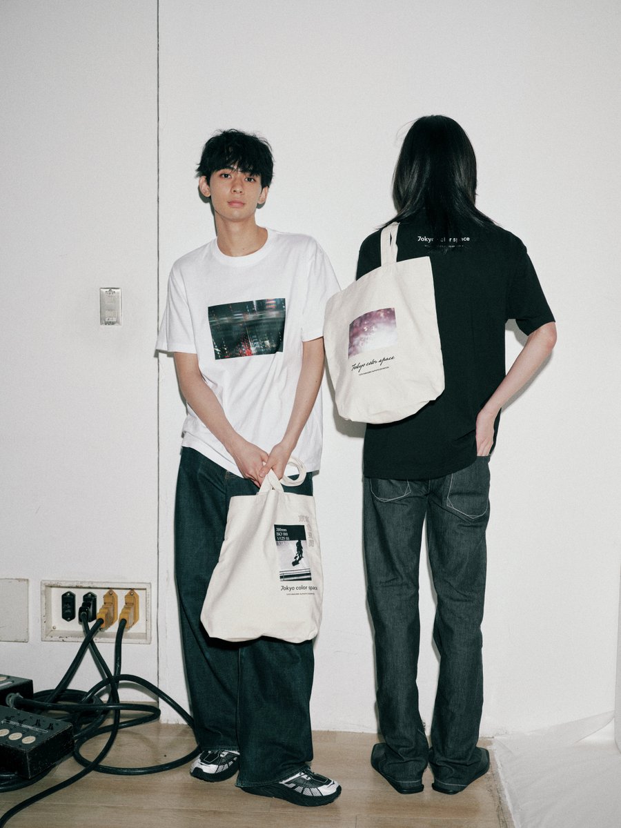 MENSNONNOJP's tweet photo. 現在開催中の中島裕翔さんの写真展『7okyo color space/東京色空間 ～#COT7DF～』のグッズを紹介。
裕翔さんが撮影した作品を使用したフォトTやトートバッグなど、おしゃれなアイテムがたくさん。
メンズノンノモデルの着こなしをチェックして！ 

記事はこちら▼
https://t.co/goibtCSxNH

#中島裕翔
#GAROU
#メンズノンノ
#ソニーイメージングギャラリー銀座