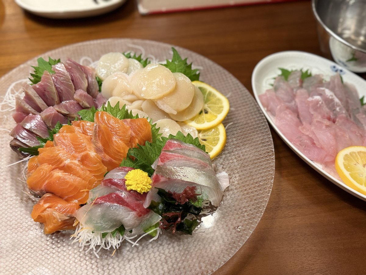 Trica_Kitsune's tweet photo. 甘鯛を捌いて刺身盛りにした(?)
盛りきれなかった…
あと塩焼きが1番美味かった https://t.co/no2JDyDXJD