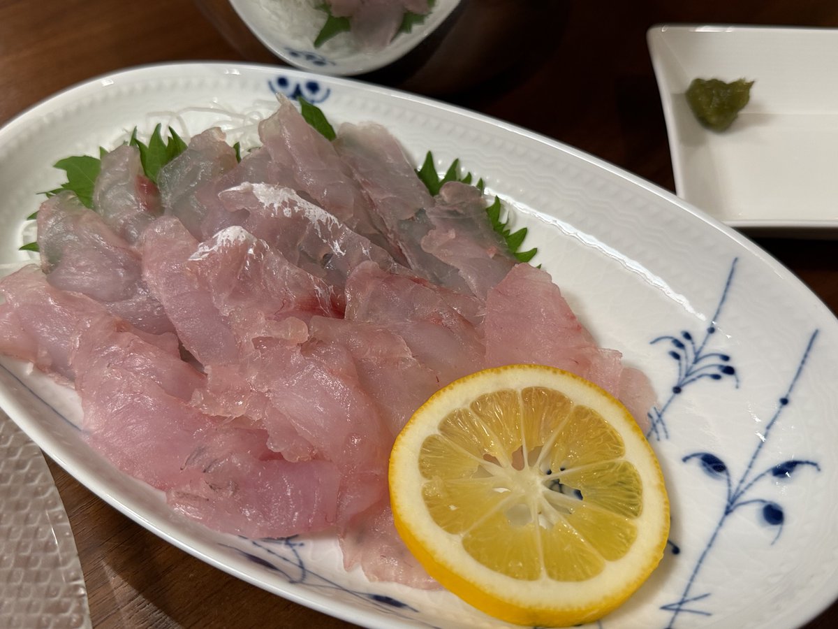 Trica_Kitsune's tweet photo. 甘鯛を捌いて刺身盛りにした(?)
盛りきれなかった…
あと塩焼きが1番美味かった https://t.co/no2JDyDXJD