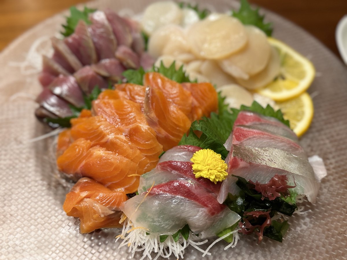 Trica_Kitsune's tweet photo. 甘鯛を捌いて刺身盛りにした(?)
盛りきれなかった…
あと塩焼きが1番美味かった https://t.co/no2JDyDXJD