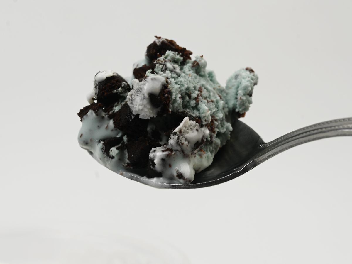 icemania's tweet photo. 今年もファミマで、たべぼくチョコミント!!🌿🍫✨

赤城乳業『たべる牧場チョコミント』

ミルクアイス×ココアクッキー×チョコミントアイスの3層パフェ仕立て。ミルクアイスは北海道産牛乳＆生クリームで、赤城のミルク感がしっかり。ミントは程よい清涼感で食べやすいです！昨年に続き2年目の登場。数量限定・298円（税込）。パッケージデザインは3種類。チョコミン党パッケージもありますよ!!😉