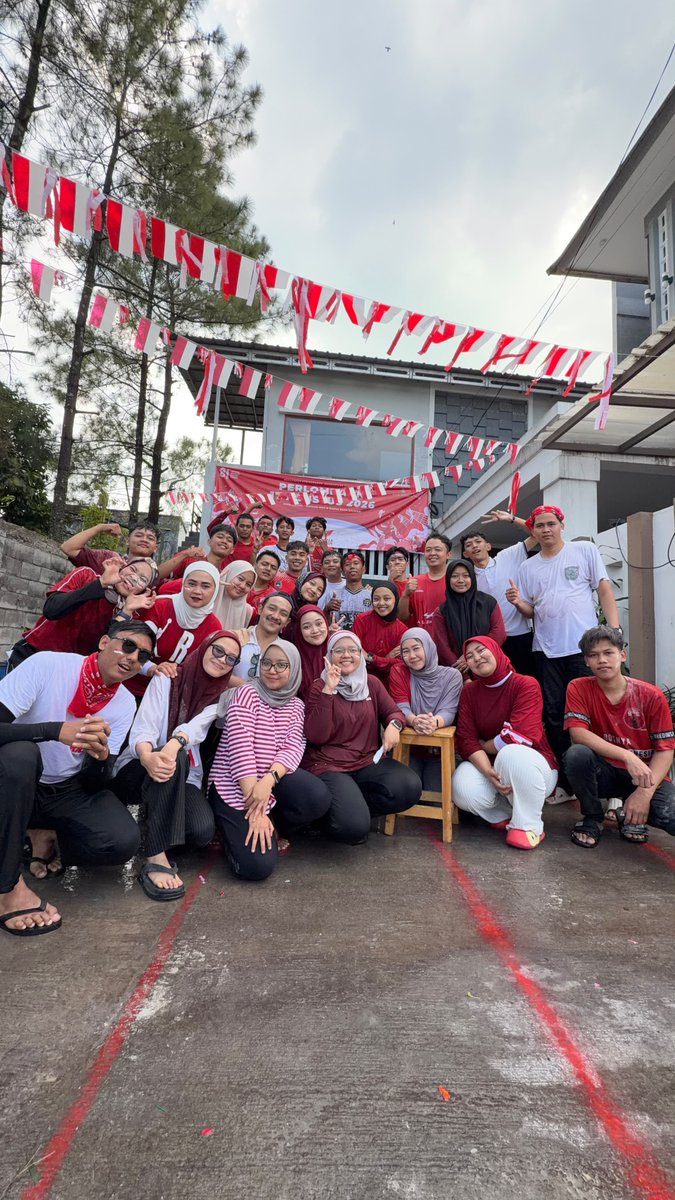 rich_daughter's tweet photo. Perlombaan yg mendahului hari kemerdekaan, thank u guys! Hari ini dibuat basah kuyup dan bertepung 🤪 besok gamaauuuu masuk kerjaa capee pooollll 🫠 https://t.co/S3dxcbk9mP