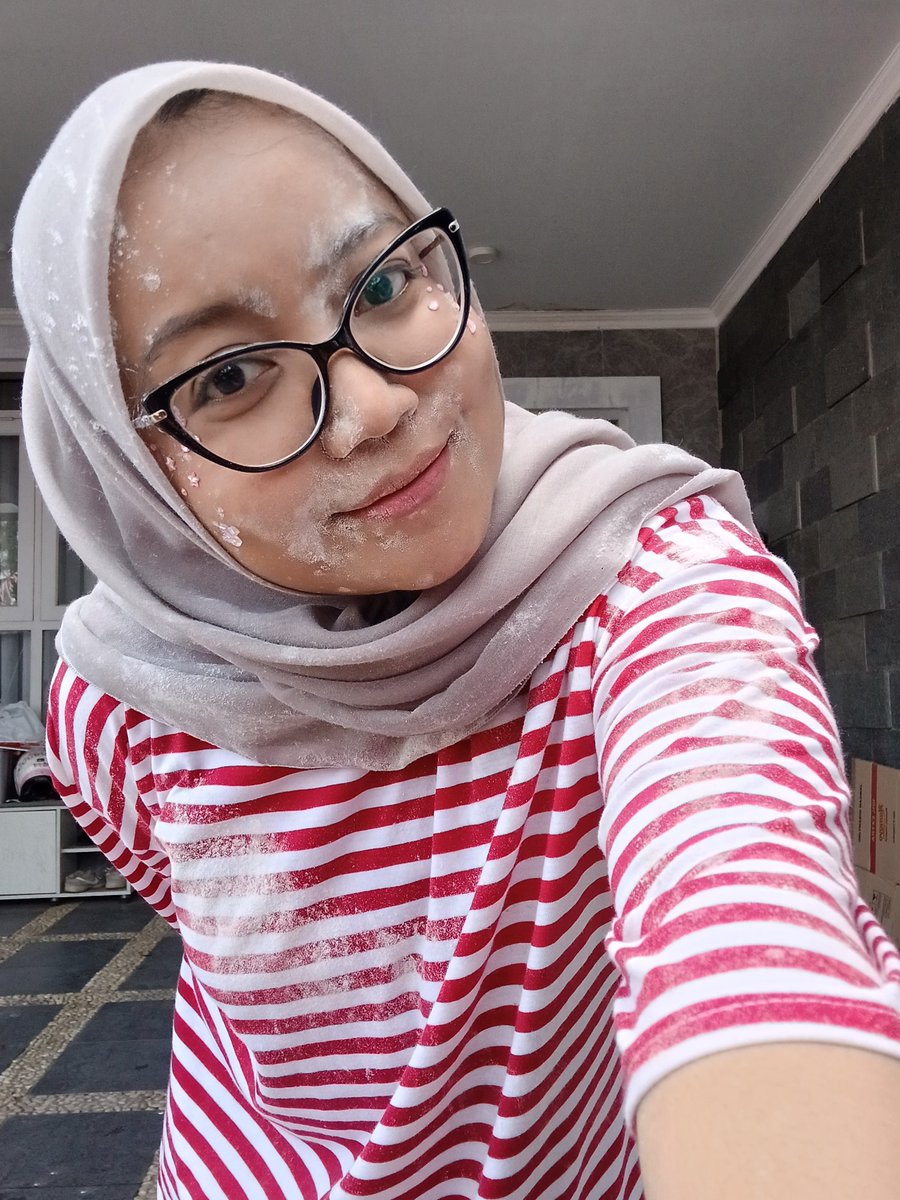 rich_daughter's tweet photo. Perlombaan yg mendahului hari kemerdekaan, thank u guys! Hari ini dibuat basah kuyup dan bertepung 🤪 besok gamaauuuu masuk kerjaa capee pooollll 🫠 https://t.co/S3dxcbk9mP