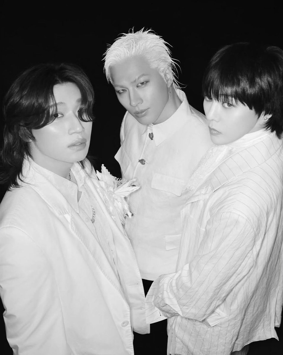 seungt0phyun's tweet photo. WE GOT 2 NEW PICS OF BIGBANG AS A GROUP IN LESS THAN 24 HOURS 

BIGBANG REALLY IS BACK !!!!!
#BIGBANG #빅뱅 https://t.co/hmGswsfgoQ