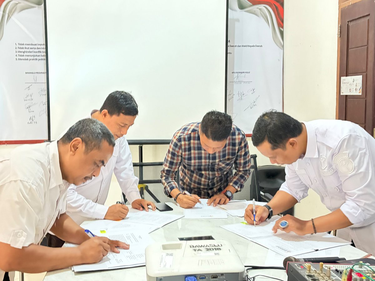 DediRisanto's tweet photo. Kegiatan “Penandatanganan Indikator Kinerja Utama (IKU) Tahun 2026 Bawaslu Provinsi Riau dan Bawaslu Kabupaten/Kota se-Riau” Melalui Media Daring (zoom meeting) Di Kantor Bawaslu Kab. Indragiri Hulu, Riau.
Rabu, 12-08-2026 Pukul 14.00 wib.

@bawaslu_RI
@BawasluRiau
@bawasluinhu https://t.co/Q8RLt0X5tW