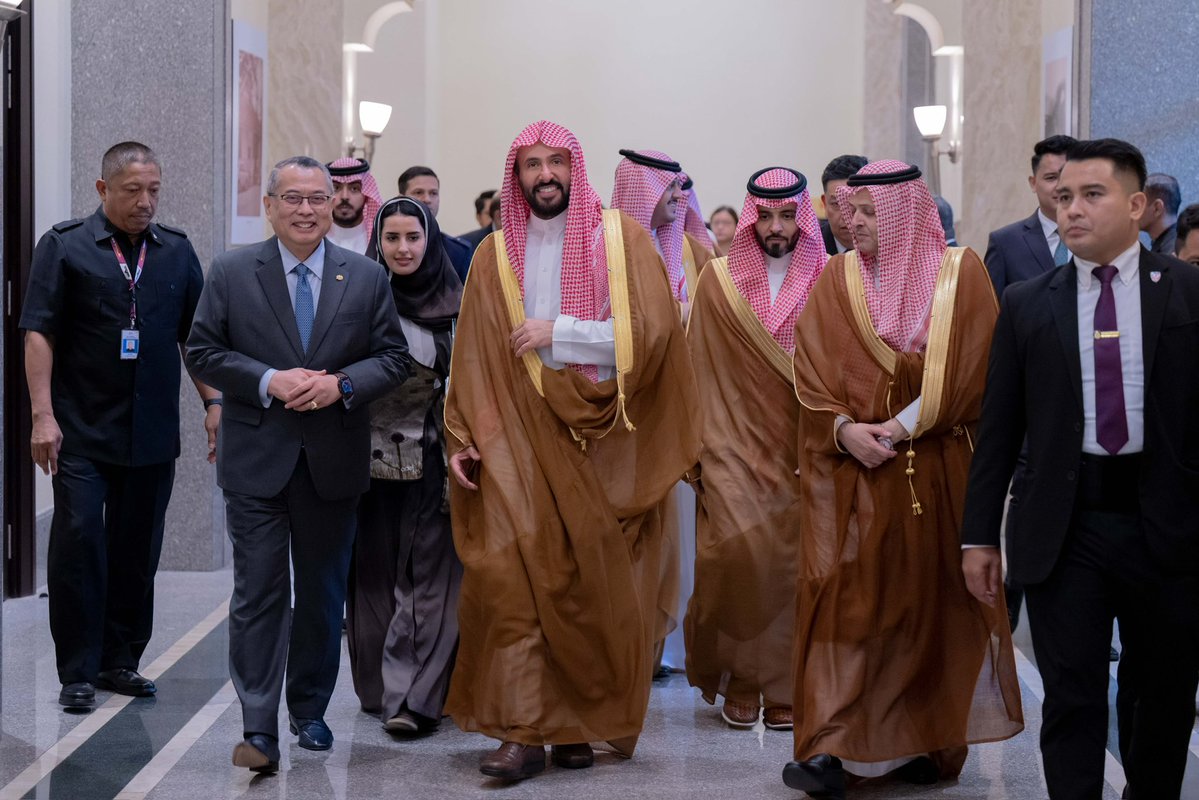 MojKsa's tweet photo. التقى معالي وزير العدل الدكتور وليد بن محمد الصمعاني رئيس القضاء في ماليزيا القاضي وان أحمد فريد بن وان صالح، وبحثا تعزيز التعاون القضائي وتبادل الخبرات بين البلدين.

كما تم ��وقيع مذكرة تفاهم للتعاون في المجال القضائي، تشمل إدارة القضايا، واستخدام التقنية، وتبادل المعرفة والخبرات والزيارات المهنية، واطلع معاليه على تجربة المحاكم الإلكترونية الماليزية.