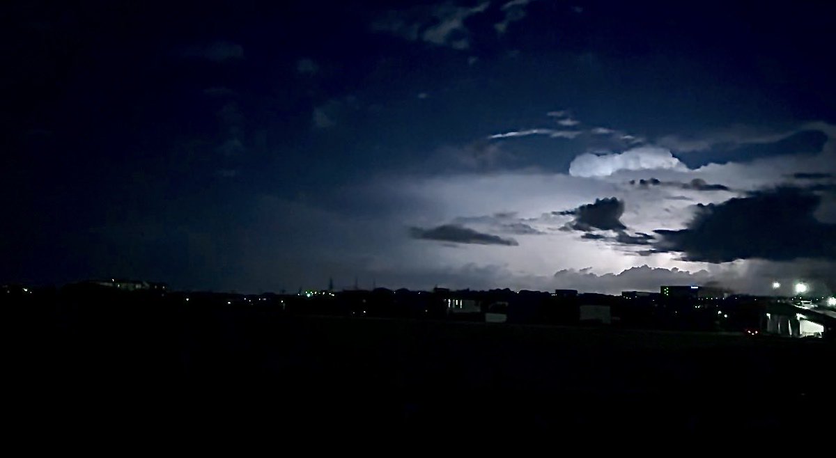 ENTAMERYOKOUKI's tweet photo. 夜の町に雷が落ちた瞬間
あの雲の塊の中にラピュタがいそう
#イマソラ #ファインダーの中の私の世界 https://t.co/s5iLIh4u8O