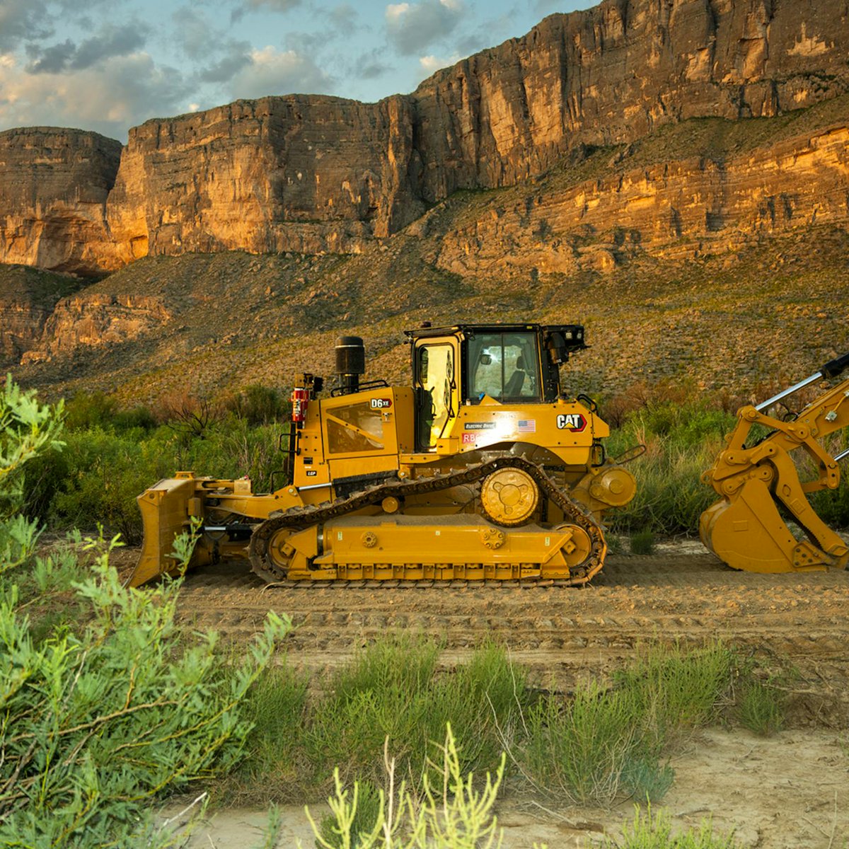 TexasMonthly's tweet photo. On the morning of August 4, contractors began moving heavy equipment into Big Bend National Park, a major development in the months-long standoff between the federal government and local officials and residents over the construction of a border barrier in the park. 

More photos by photographer Brian Finke: https://t.co/OFLQgCMmFr