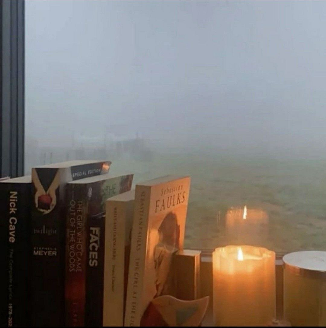 wingdselkie's tweet photo. theres a chill in the air … its approaching https://t.co/79JrwYdHo2