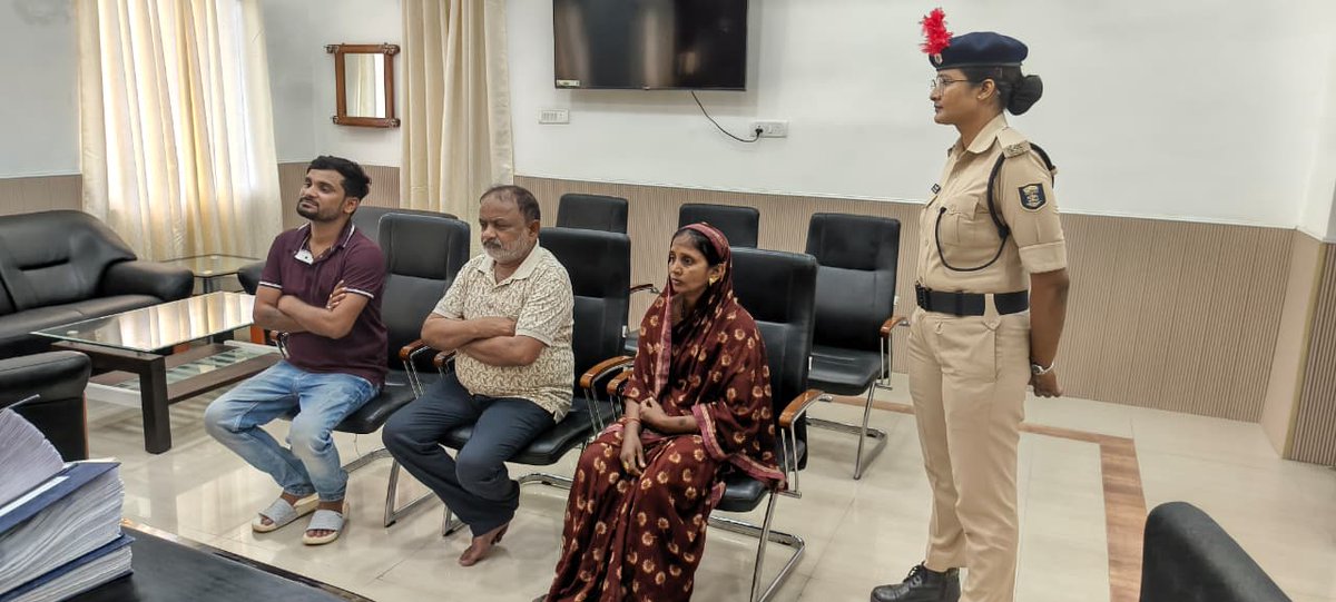police_aurangab's tweet photo. पुलिस अधीक्षक,औरंगाबाद के द्वारा आयोजित जनता दरबार में आमजनों की शिकायतें सुनी गई। जिसमें लोग अपनी समस्या को लेकर उपस्थित हुए, महोदय के द्वारा सभी लोगों की समस्याओं को ध्यानपूर्वक सुना गया तथा उनके त्वरित समाधान के लिए संबंधित पदाधिकारियों को महत्वपूर्ण निर्देश दिए गए। https://t.co/aCohNOEuNF